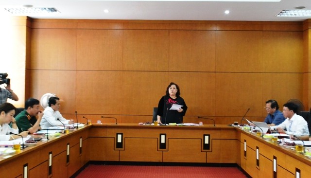 Đồng chí Nguyễn Thị Bích Ngọc kiểm tra việc thực hiện Chương trình số 05-CTr/TU tại quận Long Biên